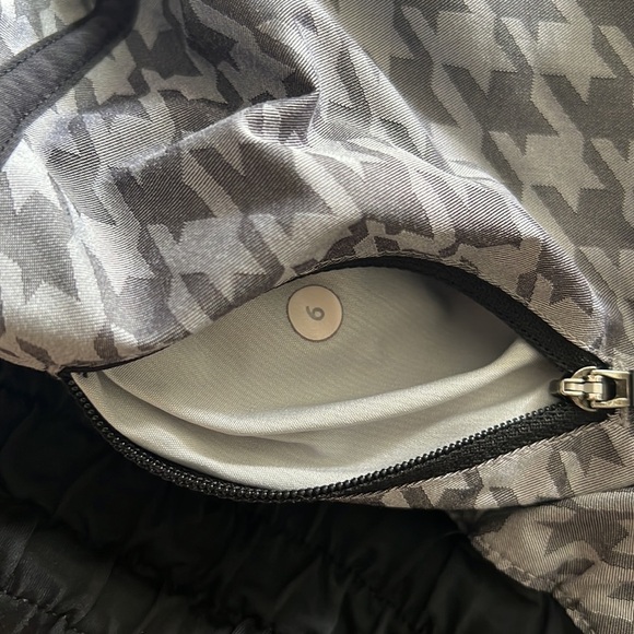 Lululemon shorts Size 6 - Picture 6 of 6